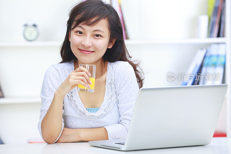 young woman with laptop重复图片